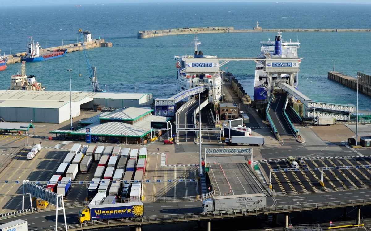 Anh tiếp tục trì hoãn kiểm soát biên giới đối với hàng hóa EU